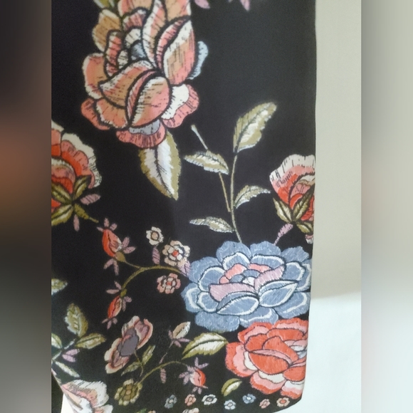 Lauren Conrad Women’s Black with Floral Design Dress Elastic Waistband. - Picture 6 of 8